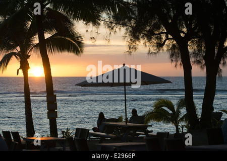 Rarotonga-Insel. Cook Island. Polynesien. Süd-Pazifik. Sonnenuntergang am Strand im Hotel Crown Beach Resort & Spa.  Beleuchtet. Tour Stockfoto