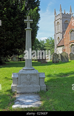 St. Marys Church Friedhof Denkmal für Raymond Friedrich Dunnett Royal Flying Corps starb 1917, dessen Vater im Dorf lebten Stockfoto