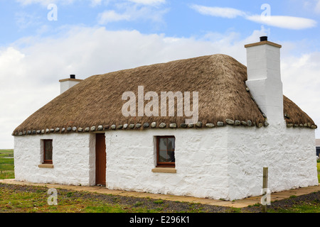 Altes strohgedecktes cottage in croft whitehouse mit kalkgewaschenen, beharzten Wänden auf Benbecula, Outer Hebrides, Western Isles, Schottland, Großbritannien Stockfoto