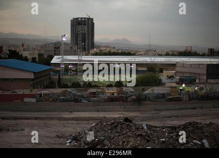 Teheran, Iran. 16. Juni 2014. Iraner spielen Fußball in einer Sportanlage in zentralen Teheran Credit: Morteza Nikoubazl/ZUMA Press/Alamy Live News Stockfoto