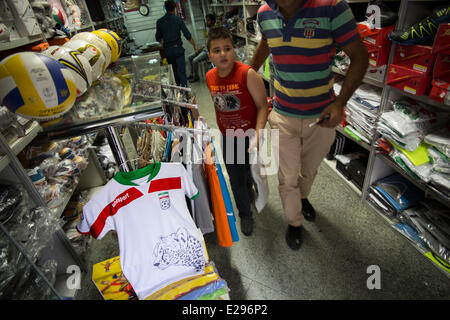 Teheran, Iran. 16. Juni 2014. Eine iranische junge geht vorbei an iranischen Fußball Team Kleid in einem Sport Wear Shop in zentralen Teheran.  Bildnachweis: Morteza Nikoubazl/ZUMA Press/Alamy Live-Nachrichten Stockfoto