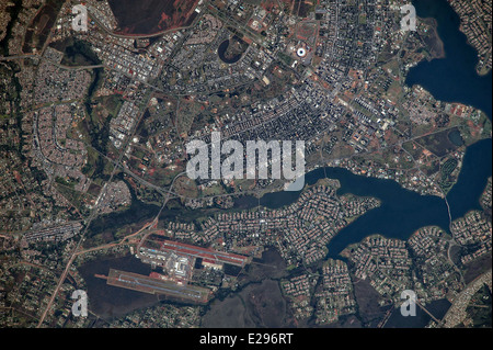 Blick von der internationalen Raumstation ISS von Brasilia World Cup Stadium (oben Mitte) 28. Mai 2014 in Brasilla, Brasilien. Das neue Dach erscheint als eine brillante weißen Ring in dieses Bild. Das Stadion ist eines der größten Gebäude Brasilia. Renovierung begann im Jahr 2010 und es ist jetzt das zweitteuerste Stadion der Welt, nach Wembley Stadium in London, Vereinigtes Königreich. Brasilia internationalen Flughafen kann man links auf der anderen Seite des Sees Paranoa zu senken. Brasilia ist bekannt für seine modernen Gebäudeformen und Stadtanlage. Stockfoto