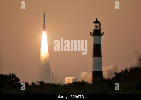 Eine Durchführung der Luftwaffe sechste Block IIF-6 Navigation Satellite für das Global Positioning System uns Air Force United Launch Alliance Delta IV-Rakete hebt ab aus hinter dem Cape Canaveral Leuchtturm am Space Launch Complex 37 16. Mai 2014 in Cape Canaveral, Florida. Stockfoto