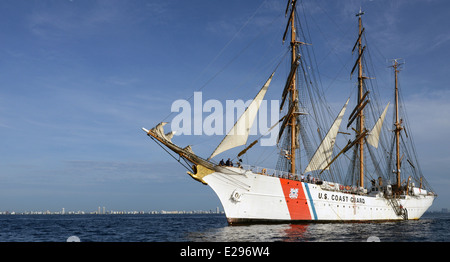 US Küstenwache groß Segelschiff Viermastbark Eagle kommt abseits der Küste von Florida 13. Juni 2014 in Miami, Florida. Der Adler ist auf einer Trainingsmission, die Port-Aufrufe von San Juan, Oranjestad, Aruba enthält; Cozumel, Mexiko; Miami; Sydney, Kanada; St. Johns, Kanada; New York; Bourne, Massachusetts; und Rockland, Maine. Stockfoto