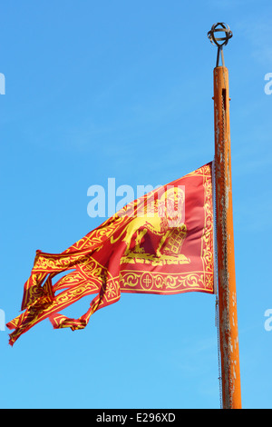 Flagge von der alten Republik Venedig winken gegen einen blauen Sommerhimmel in Venedig, Italien Stockfoto