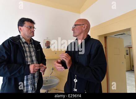 Ehemalige Häftlinge Kaßberg Gefängnis, Maik Reinhardt (L) und Wolfgang Loetzsch, sprechen in den alten Bunker in Chemnitz, Deutschland, 17. Juni 2014. Ehemaliger deutscher Radrennfahrer Loetzsch fand hier in 1976 und Reinhardt im Jahr 1989. Es war die zentrale Abschiebegefängnis in der DDR - für mehr als 30.000 vor allem politische Gefangene - und es war das größte Zentrum der Untersuchungshaft für Ministeriums für Staatssicherheit der DDR. Jetzt ist ein Denkmal hier gebaut werden. Foto: HENDRIK SCHMIDT/dpa Stockfoto