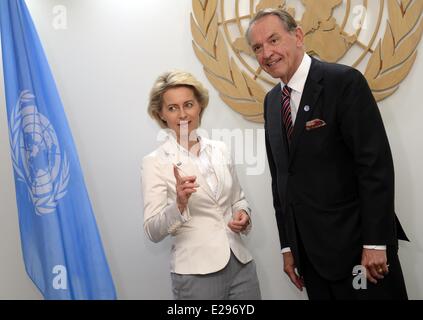 New York, USA. 17. Juni 2014. Deutsche Verteidigungsministerin Ursula von der Leyen trifft sich mit stellvertretender UN-Generalsekretär Jan Eliasson im UN-Hauptquartier in New York, USA, 17. Juni 2014. Foto: BRITTA PEDERSEN/Dpa/Alamy Live News Stockfoto