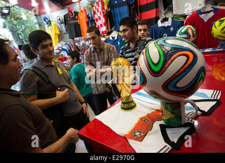 Teheran, Iran. 16. Juni 2014. Eine Kopie der FIFA 2014 Ball und World Cup sind zum Verkauf an ein Sportgeschäft Verschleiß in zentralen Teheran angezeigt.  Bildnachweis: Morteza Nikoubazl/ZUMA Press/Alamy Live-Nachrichten Stockfoto