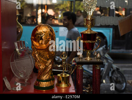 Teheran, Iran. 16. Juni 2014. Eine Kopie der FIFA 2014 Ball erscheint ein Sportgeschäft Verschleiß in zentralen Teheran.  Bildnachweis: Morteza Nikoubazl/ZUMA Press/Alamy Live-Nachrichten Stockfoto