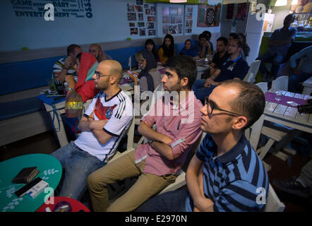 Teheran, Iran. 16. Juni 2014. Iranische Jugend sehen WM 2014-Fußballspiel zwischen dem Iran und Nigeria, in einem Café in Nord-Teheran.  Bildnachweis: Morteza Nikoubazl/ZUMA Press/Alamy Live-Nachrichten Stockfoto