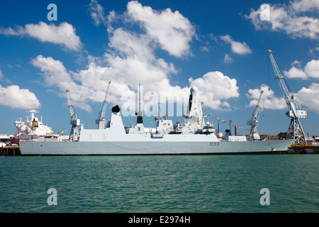 HMS Dauntless D33, eine Art 45 Zerstörer im Hafen von Portsmouth. Stockfoto