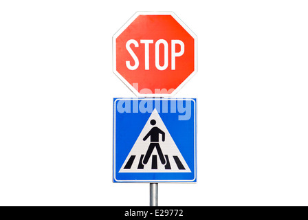 Stop-Schild mit Fußgängerüberweg isoliert auf weißem Hintergrund Stockfoto