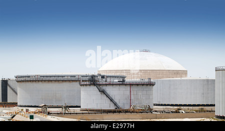 Gruppe von großen Treibstofftanks. Ölhafen Ras Tanura, Saudi-Arabien Stockfoto