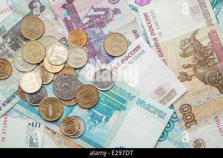 Russisches Geld Hintergrund. Rubel Banknoten und Münzen Stockfoto