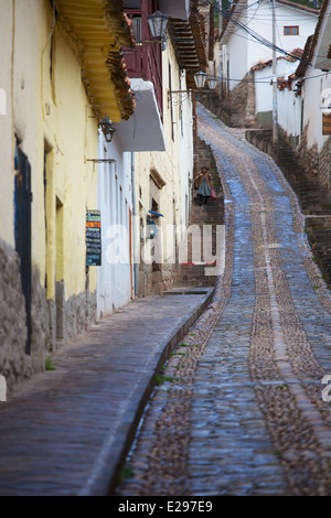 Eine ziemlich Straßenszene eine Steet Straße in Cusco, Peru, dem alten Sitz des Inka-Reiches hoch in den Anden. Stockfoto