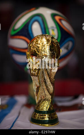 Teheran, Iran. 16. Juni 2014. Eine Kopie der FIFA 2014 Ball und World Cup sind zum Verkauf an ein Sportgeschäft Verschleiß in zentralen Teheran angezeigt.  Bildnachweis: Morteza Nikoubazl/ZUMA Press/Alamy Live-Nachrichten Stockfoto