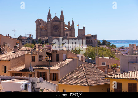 Die Kathedrale von Mallorca, mit Dächern von Palma in der Forground. Stockfoto