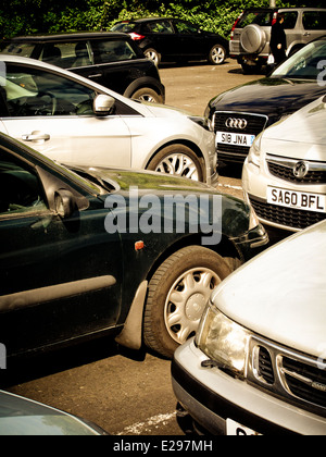 Autos im Winkel im Parkhaus geparkt Stockfoto