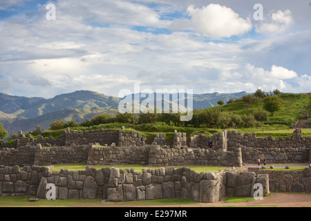 Schöne Inka Ruinen in Sacsayhuaman im Heiligen Tal, Valle Sagrada, in der Nähe von Cusco in Peru, Südamerika Stockfoto