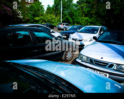 Autos im Winkel im Parkhaus geparkt Stockfoto