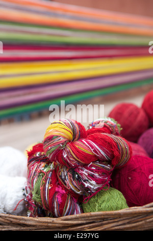 Traditionelle Weberei Materialien in einer Weberei kooperative in Chinchero, Heiliges Tal, Peru, Südamerika Stockfoto