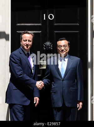 London, Großbritannien. 17. Juni 2014. Chinese Premier Li Keqiang (R) schüttelt die Hand mit der britische Premierminister David Cameron im Rahmen ihrer Jahrestagung in London, Großbritannien, 17. Juni 2014. Bildnachweis: Li Tao/Xinhua/Alamy Live-Nachrichten Stockfoto