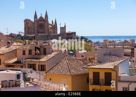 Die Kathedrale von Mallorca, mit Dächern von Palma in der Forground. Stockfoto