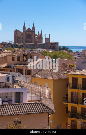 Die Kathedrale von Mallorca, mit Dächern von Palma in der Forground. Stockfoto