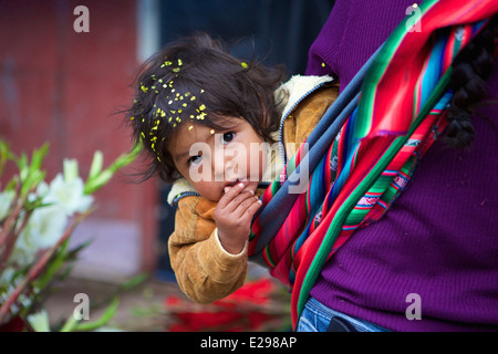 Ein Portrait eines jungen Quechua in einem Markt in einem kleinen Dorf in den Anden, Peru, Südamerika Stockfoto