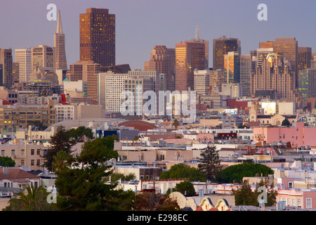 Skyline von San Francisco bei Sonnenuntergang von Dolores Park Stockfoto