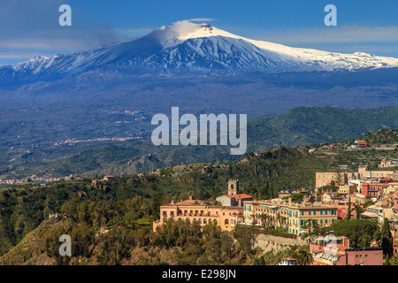 Blick auf den Ätna bedeckt der Schnee von Taormina Stockfoto