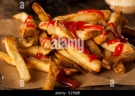 Hausgemachte Pommes Frites mit Tomatenketchup bedeckt Stockfoto