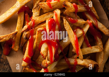 Hausgemachte Pommes Frites mit Tomatenketchup bedeckt Stockfoto