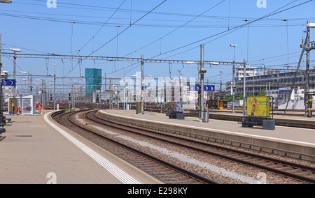 Blick vom Zürich-Main-Bahn Bahnsteig mit dem Prime Tower-Gebäude im Hintergrund Stockfoto