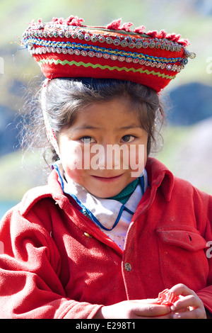 Norma, ein kleines Mädchen im Huacawasi-Tal hoch in den Anden Hut ihre traditionellen Quechua. Stockfoto