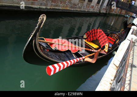 Venedig, Wasserstraßen, private Anlegestelle sichere Parkplätze für Anwohner von Touristen, Licht und Schatten, immer noch Wasser. Stockfoto