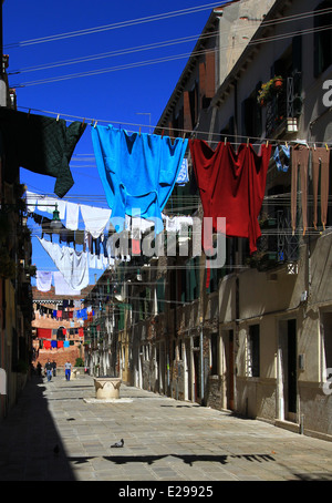 Venedig-Castello typische Ansicht hängen heraus zu waschen, auf der anderen Straßenseite mit einem Flaschenzug die Lücke zwischen der Straße überqueren Stockfoto
