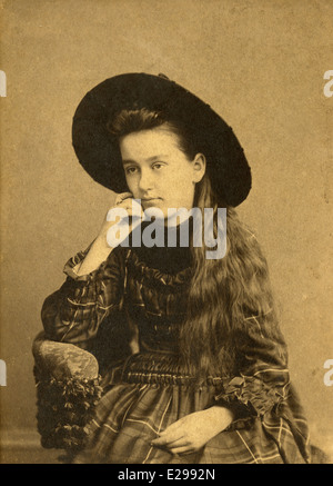 Ca. 1880er Jahren antike Fotografie Portrait einer Frau im Alter von 20-25, in der viktorianischen Mode und Hut, Gloucester, Massachusetts, USA. Stockfoto