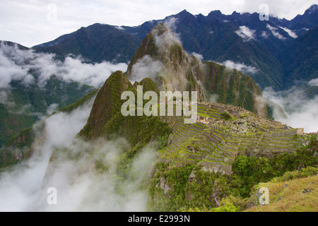 Schöne und geheimnisvolle Machu Picchu, die verlorene Stadt der Inkas, in den peruanischen Anden, bei Sonnenaufgang. Stockfoto