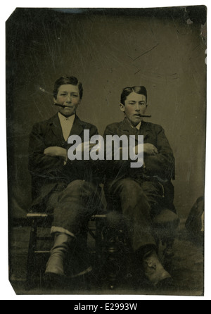 Ca. 1860 s Ferrotypie Foto, zwei jungen im Teenageralter mit Zigarren, USA. Stockfoto