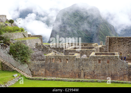 Schöne und geheimnisvolle Machu Picchu, die verlorene Stadt der Inkas, in den peruanischen Anden, bei Sonnenaufgang. Stockfoto