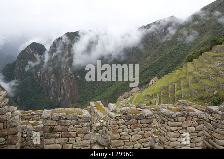 Schöne und geheimnisvolle Machu Picchu, die verlorene Stadt der Inkas, in den peruanischen Anden, bei Sonnenaufgang. Stockfoto