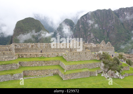 Schöne und geheimnisvolle Machu Picchu, die verlorene Stadt der Inkas, in den peruanischen Anden, bei Sonnenaufgang. Stockfoto