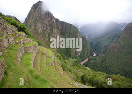 Schöne und geheimnisvolle Machu Picchu, die verlorene Stadt der Inkas, in den peruanischen Anden, bei Sonnenaufgang. Stockfoto