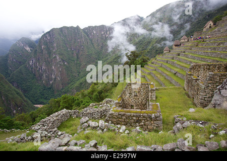 Schöne und geheimnisvolle Machu Picchu, die verlorene Stadt der Inkas, in den peruanischen Anden, bei Sonnenaufgang. Stockfoto