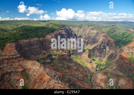 Luftaufnahmen der Na Pali Küste Kauais an einem schönen Tag in Hawaii klar. Stockfoto