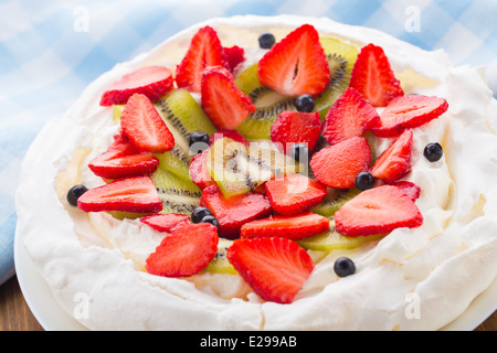 Pavlova Torte mit Erdbeeren Stockfoto