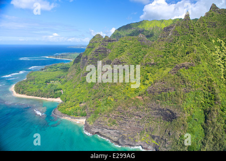 Luftaufnahmen der Na Pali Küste Kauais an einem schönen Tag in Hawaii klar. Stockfoto