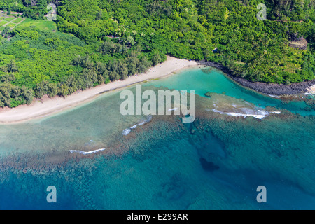 Luftaufnahmen der Na Pali Küste Kauais an einem schönen Tag in Hawaii klar. Stockfoto