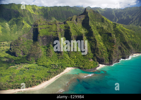 Luftaufnahmen der Na Pali Küste Kauais an einem schönen Tag in Hawaii klar. Stockfoto